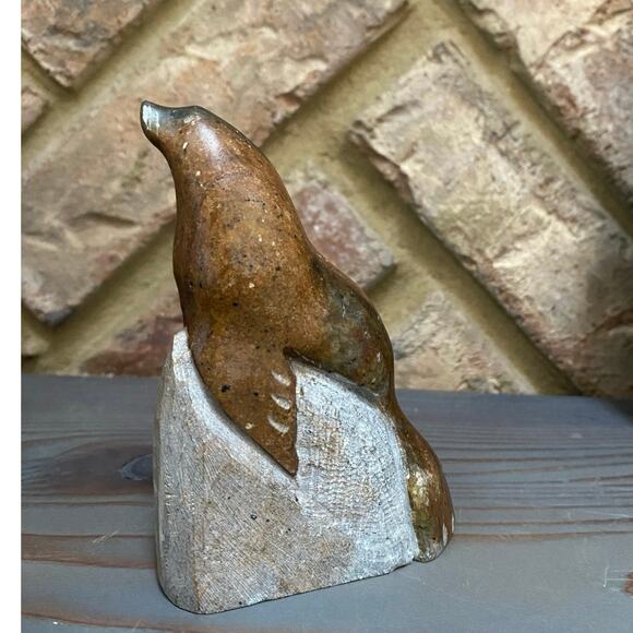 Vintage Hand carved R. Powers Signed Eskimo Inuit Soapstone Seal Sculpture - Picture 3 of 5